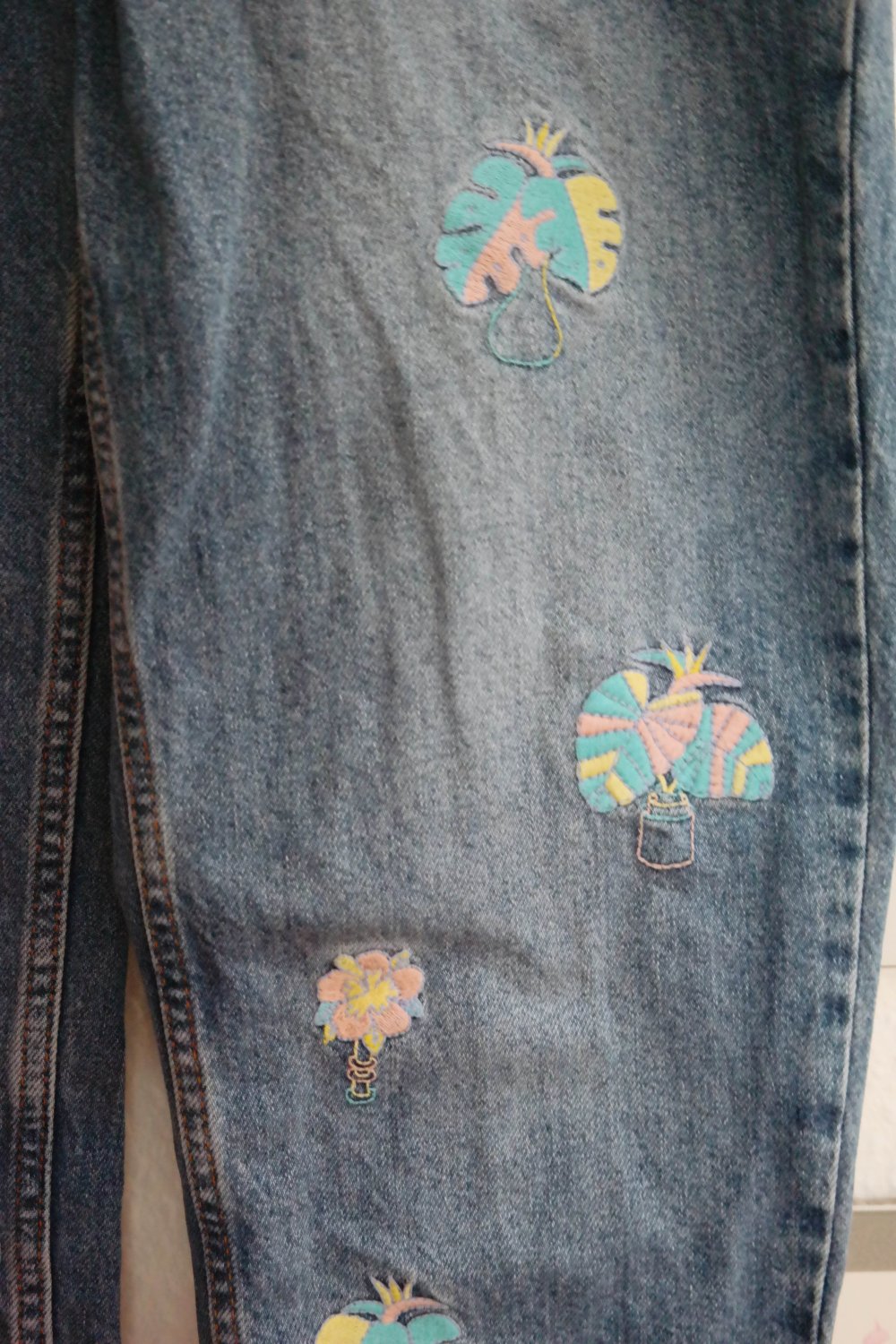 Pull & Bear Jeanshose bestickt Jeans Monstera Pflanze Hose blau MOM Schnitt 40 L