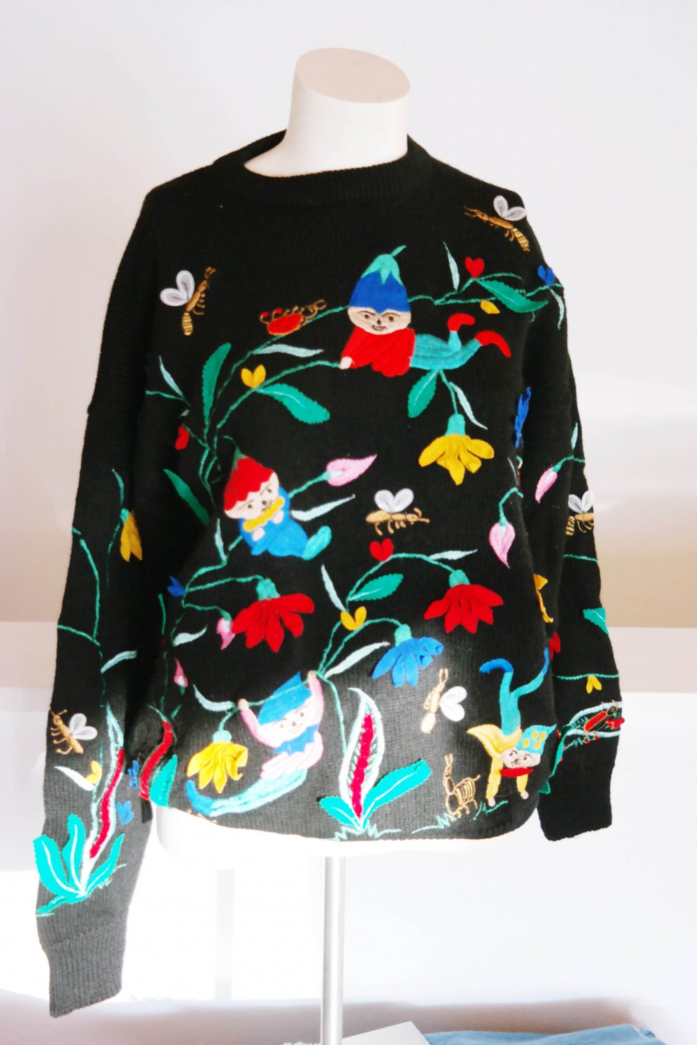 Vintage Strickpullover Wolle Wollpullover schwarz Applikationen Wichtel Blumen Zwerge Feen Waldorf Öko M 38