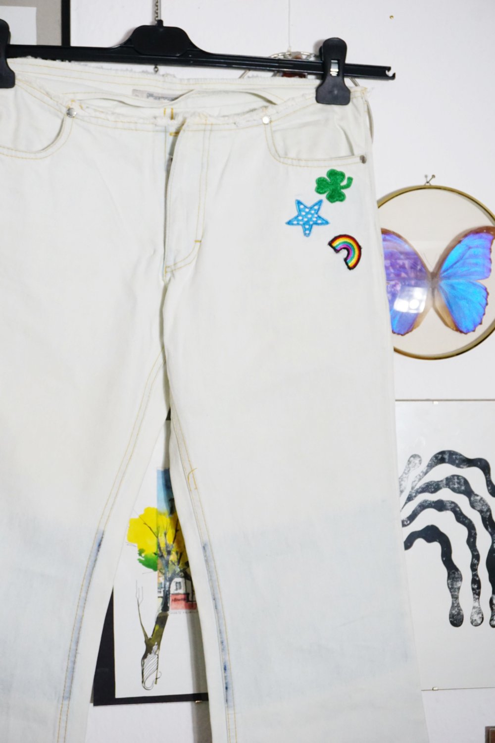 Vintage 90er Fornarina Jeanshose Schlaghose weiß Batik Aufnäher Patches hellblau 29 M 38