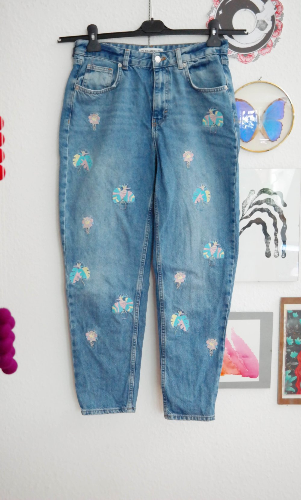 Pull & Bear Jeanshose bestickt Jeans Monstera Pflanze Hose blau MOM Schnitt 40 L