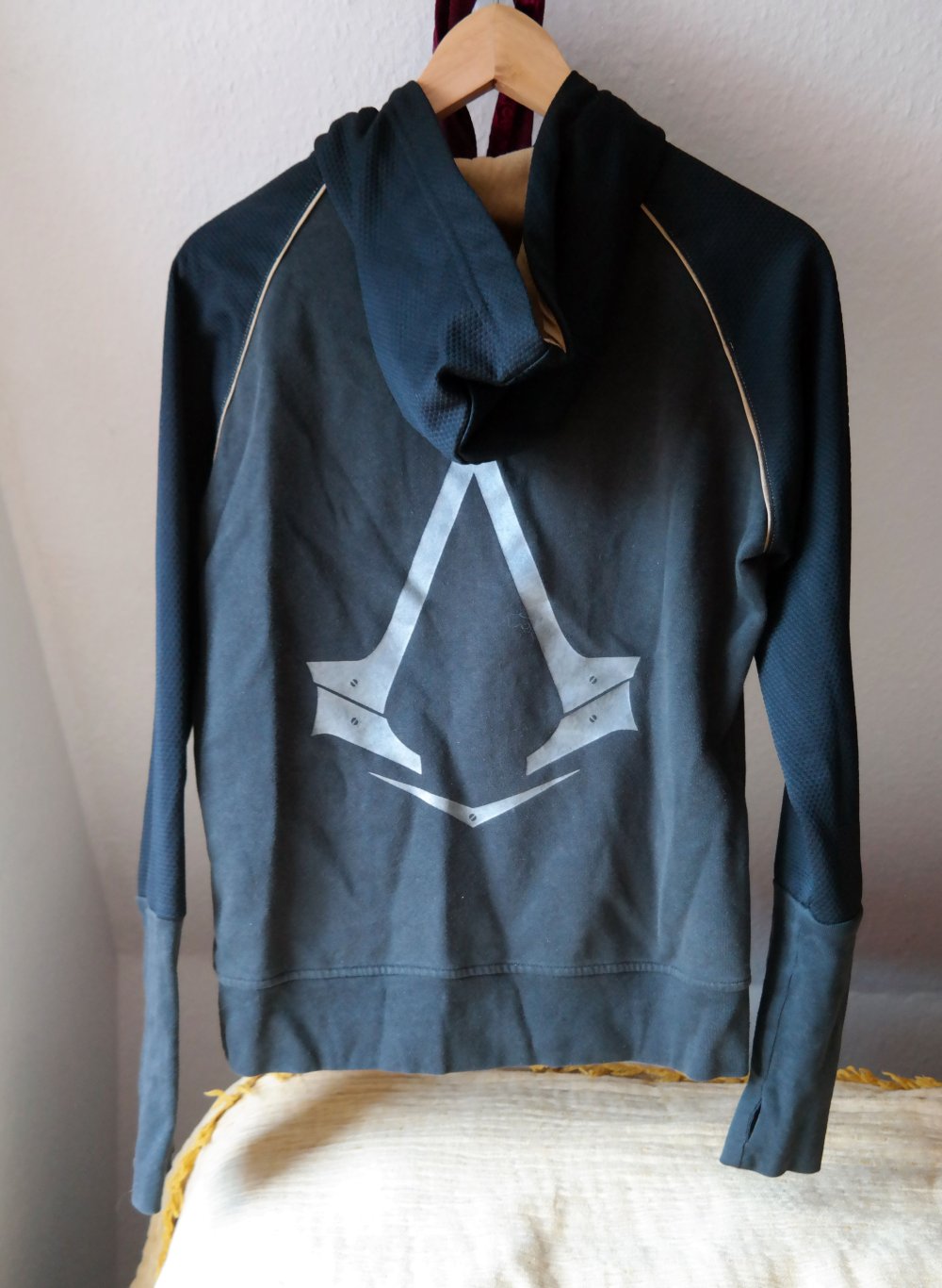Assassins Creed Sweatjacke Pullover Kapuzenjacke schwarz Details M 38 Assassin's Creed
