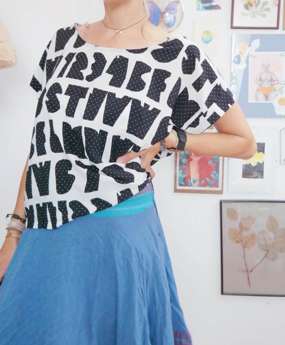 Blusenshirt Shirt oversized schwarz weiß Muster Buchstaben L XL 40 42