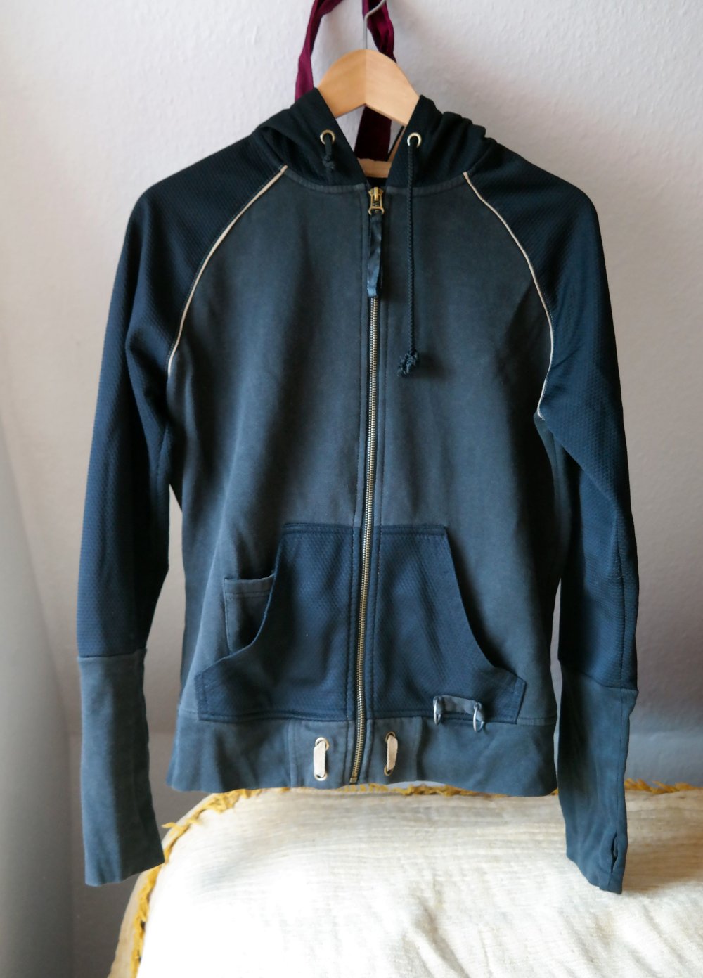 Assassins Creed Sweatjacke Pullover Kapuzenjacke schwarz Details M 38 Assassin's Creed