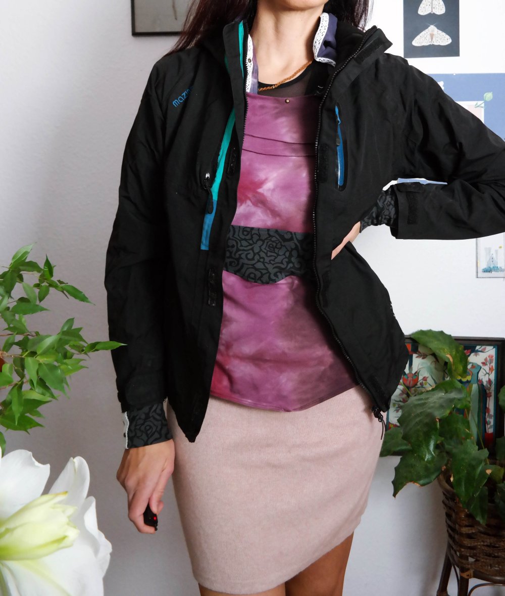 Mazine Jacke schwarz Übergangsjacke schlicht bunte Reißverschlüsse wasserabweisend M 38