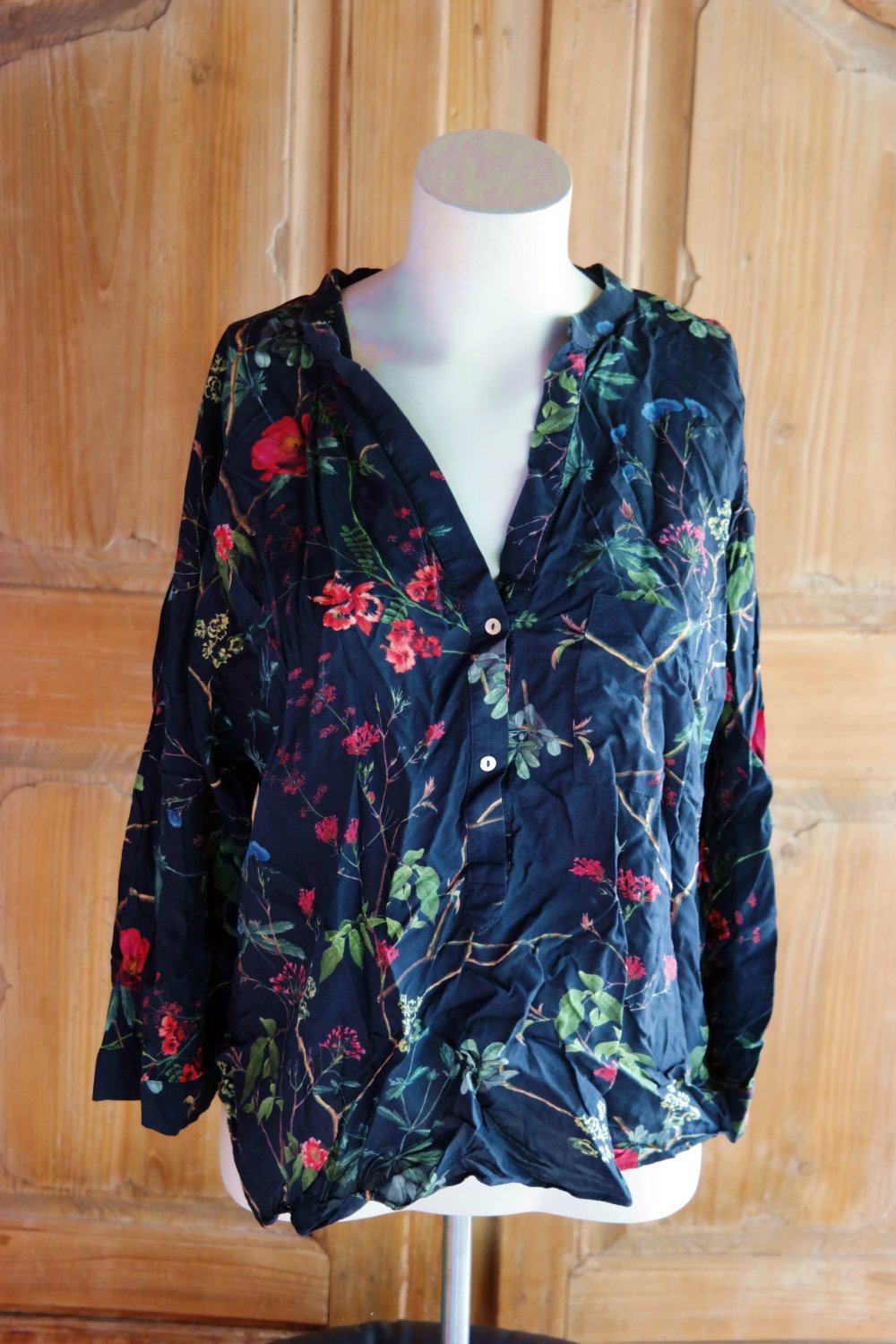 Zara Bluse schwarz bunt Blumen Wald Rose Natur Knöpfe Knopfleiste L 40