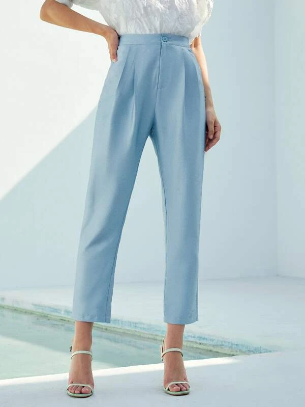 Hochsitzende, hellblaue Stoffhose
