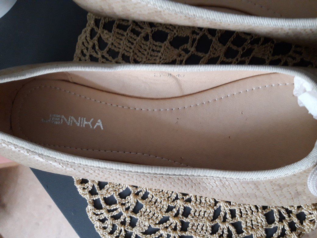 Beigefarbene Ballerinas mit Schleife