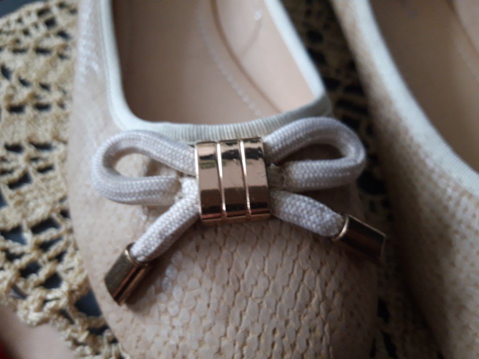 Beigefarbene Ballerinas mit Schleife