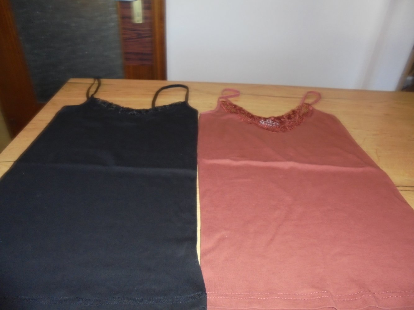 Neu: 2 Stück Vera Moda Damen Trägerunterhemden mit Spitze schwarz+braun Gr. M