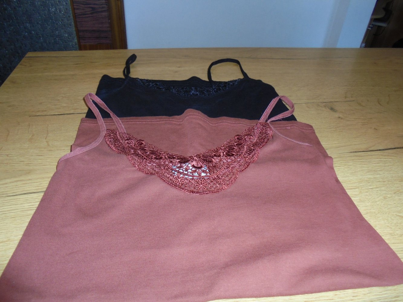 Neu: 2 Stück Vera Moda Damen Trägerunterhemden mit Spitze schwarz+braun Gr. M