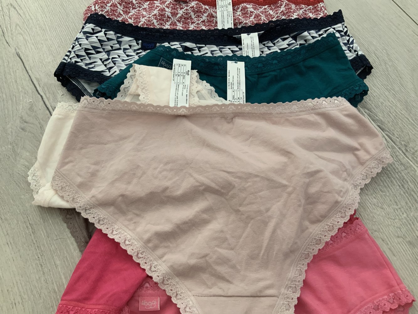 Verschiedene Slip gr. 42 / pro Slip 4€ 