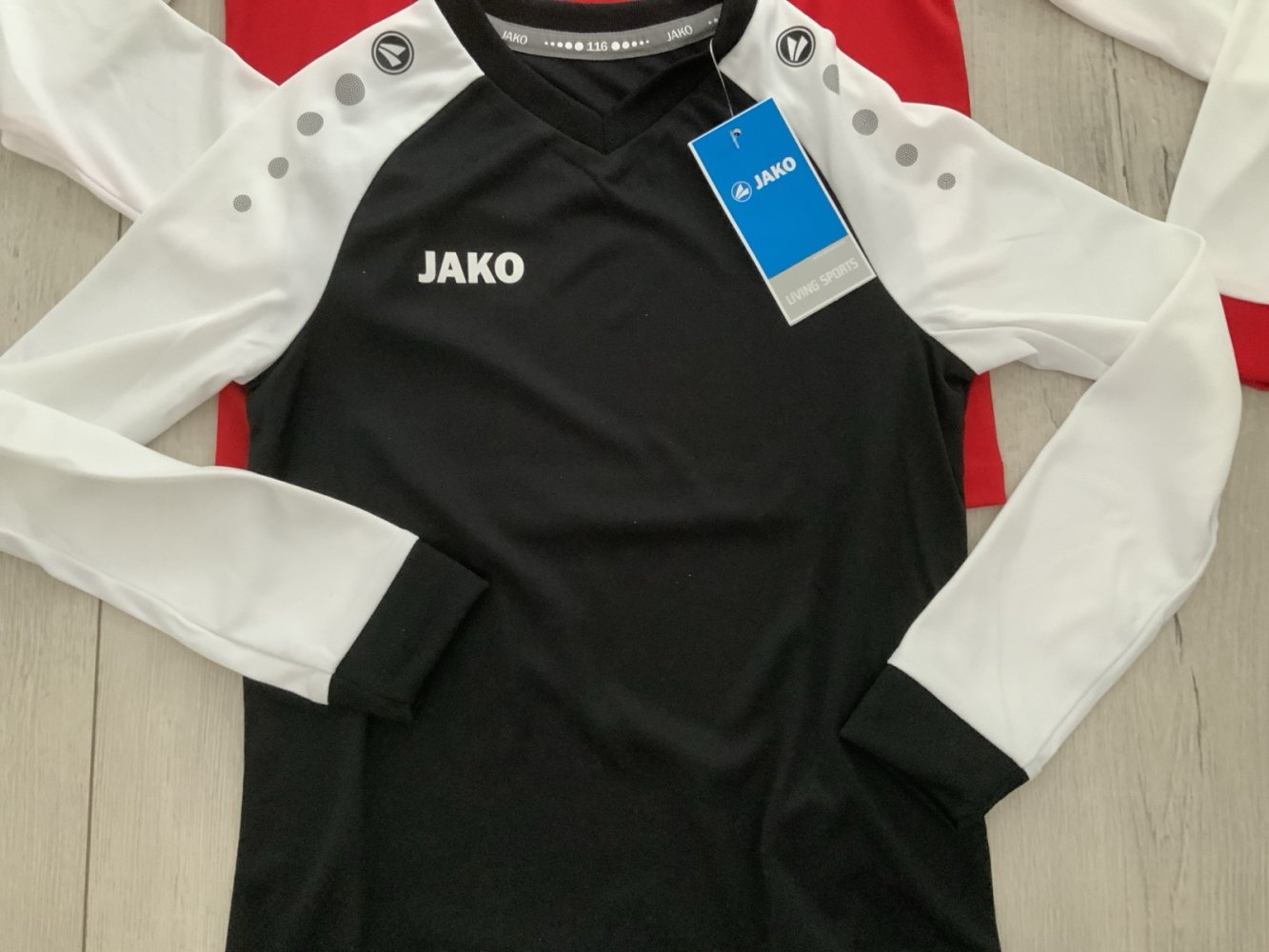 Zwei Shirts in gr. 116 / Jako / Preis ist für beide 