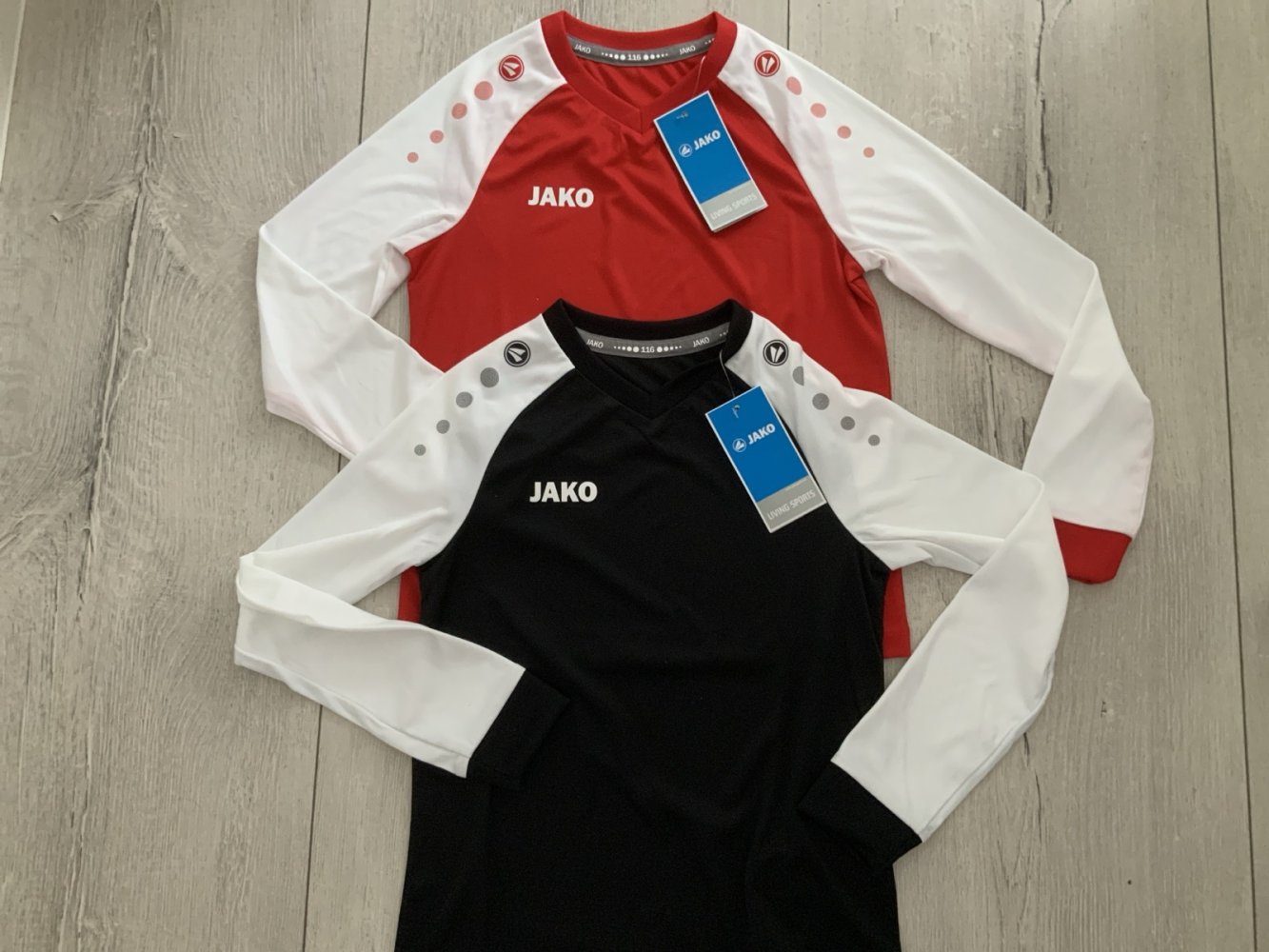Zwei Shirts in gr. 116 / Jako / Preis ist für beide 