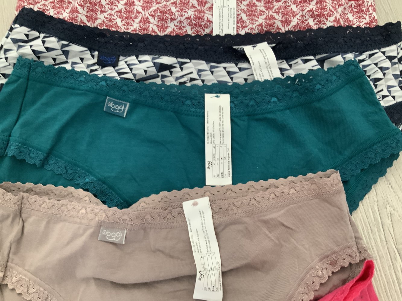 Verschiedene Slip gr. 42 / pro Slip 4€ 