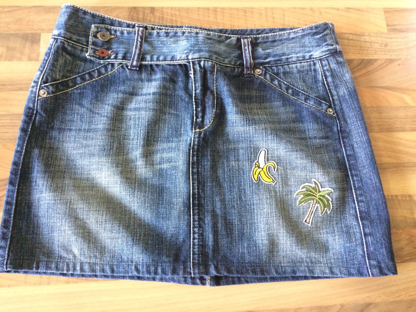Benetton Low Waist Jeans Rock Gr.36/38 mit bunten Aufnähern dunklere Färbung