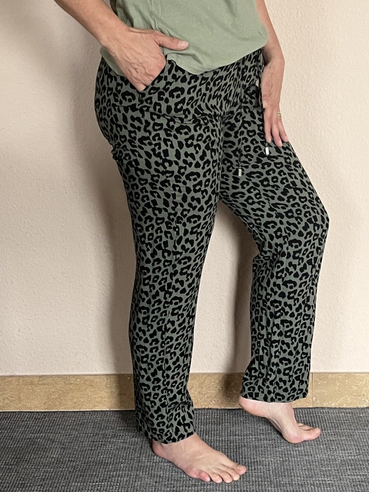 Calze del Mondo Leoprint Jogger Gr.L Farbe Khaki Schwarz, mit 2 Seitentaschen,