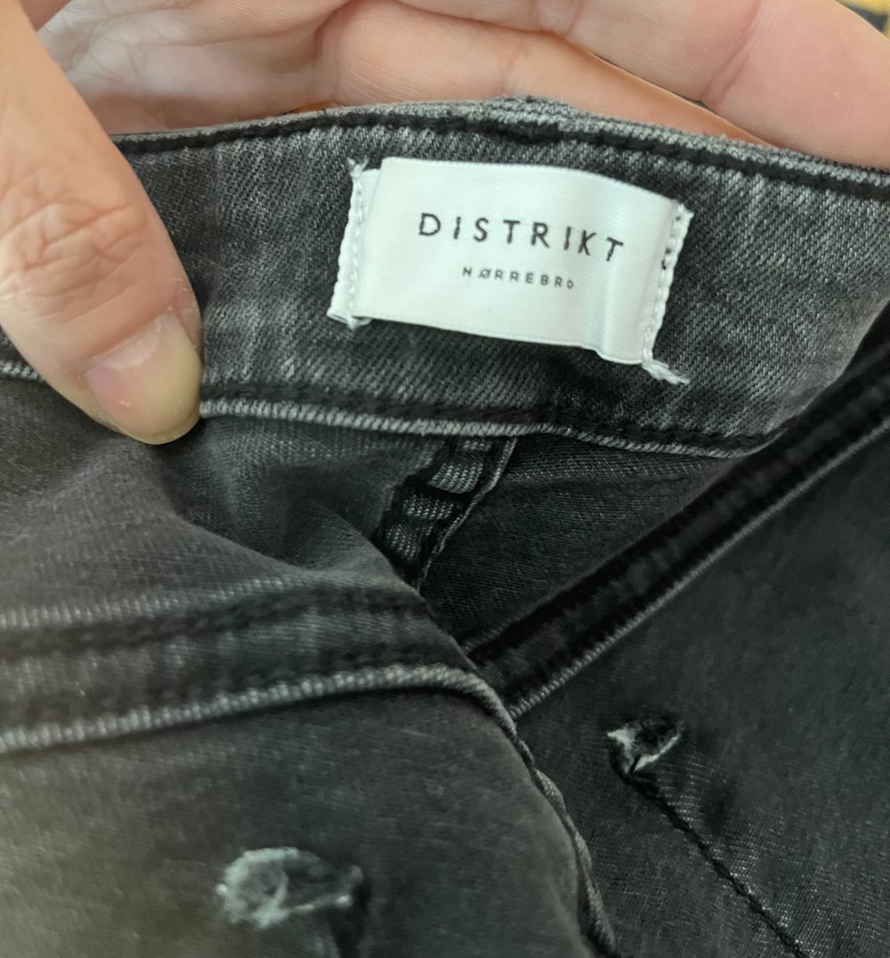 Distrikt Norrebro Stretch Jeans mit Smokingstreifen seitlich Gr.S (Waist 29) schwarz/grau