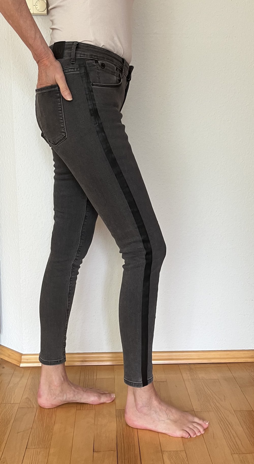 Distrikt Norrebro Stretch Jeans mit Smokingstreifen seitlich Gr.S (Waist 29) schwarz/grau