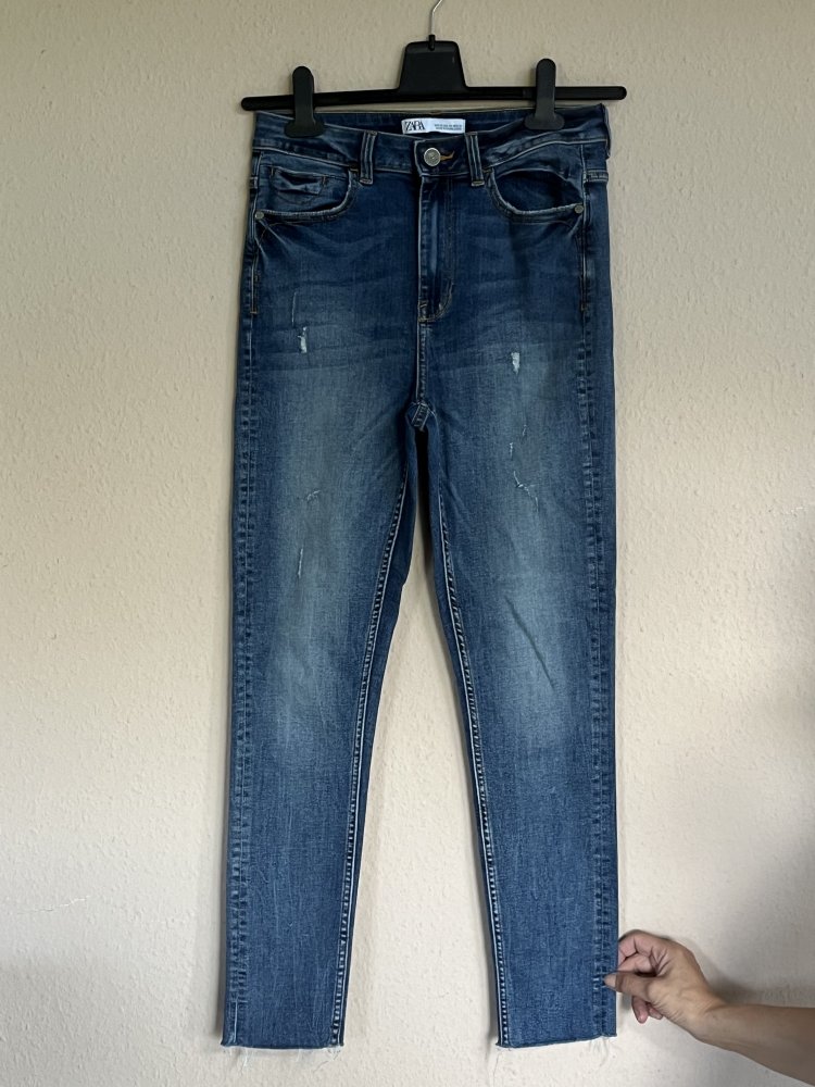Zara High Waist Jeans Gr.38 schmal geschnitten, mit leicht ausgefranstem Saum