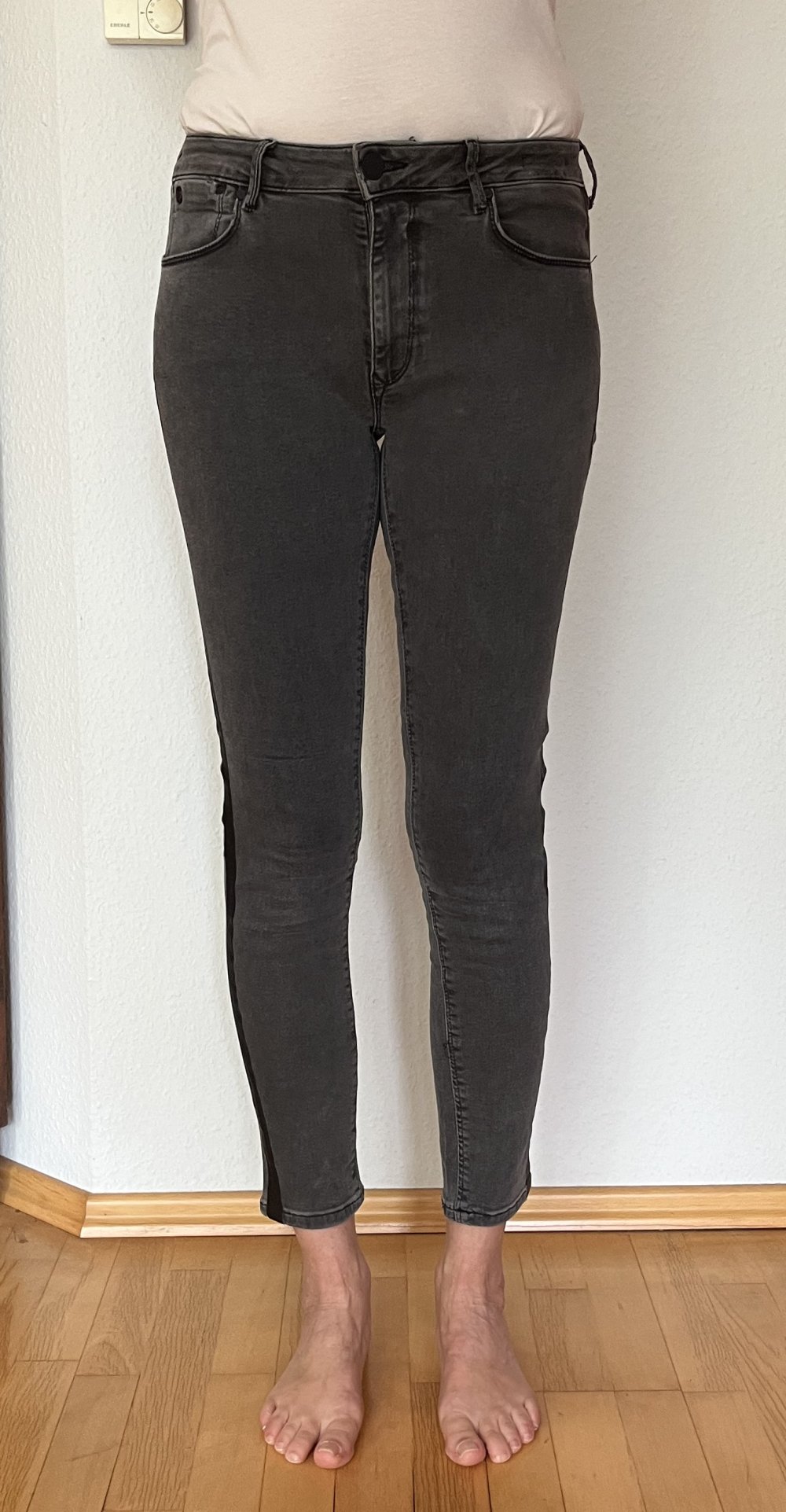 Distrikt Norrebro Stretch Jeans mit Smokingstreifen seitlich Gr.S (Waist 29) schwarz/grau