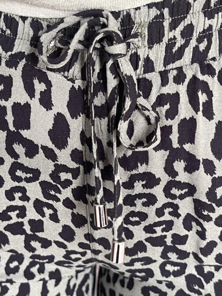 Calze del Mondo Leoprint Jogger Gr.L Farbe Khaki Schwarz, mit 2 Seitentaschen,