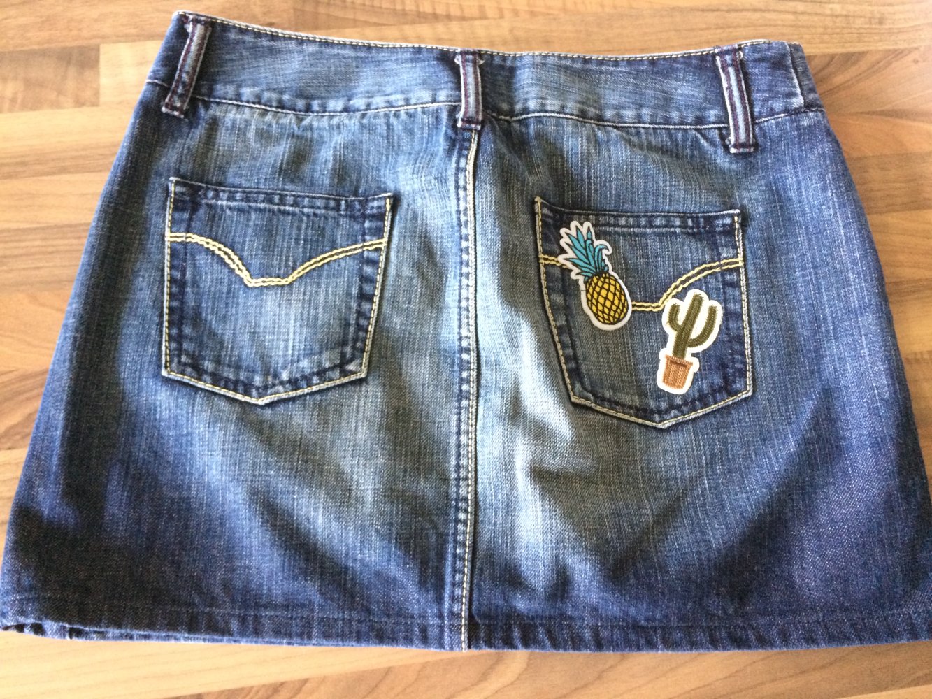 Benetton Low Waist Jeans Rock Gr.36/38 mit bunten Aufnähern dunklere Färbung