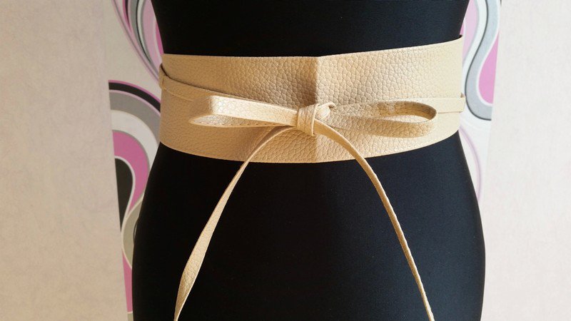 Beiger eleganter Bindegürtel in Lederlook. Neu. One Size. NEU + Kostenloser Versand !!!