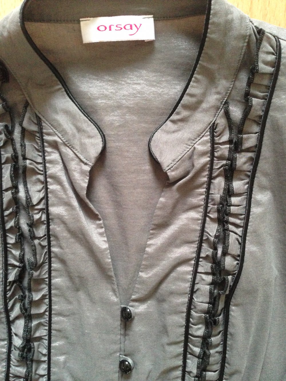 Taillierte Bluse von Orsay in Silber-Grau mit Gürtel
