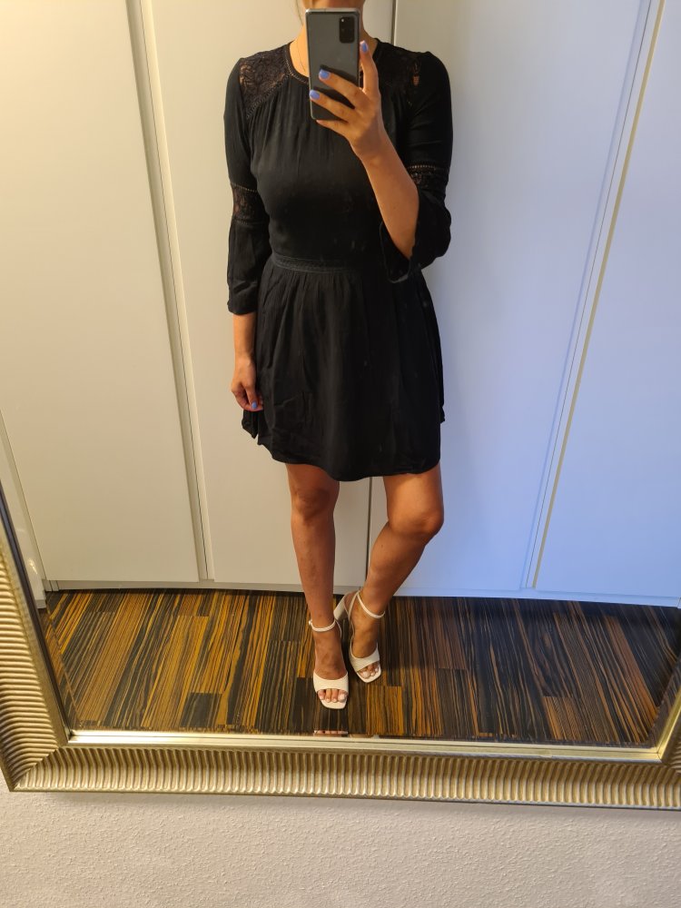 Schwarzes Kleid mit ausgestellten Ärmeln