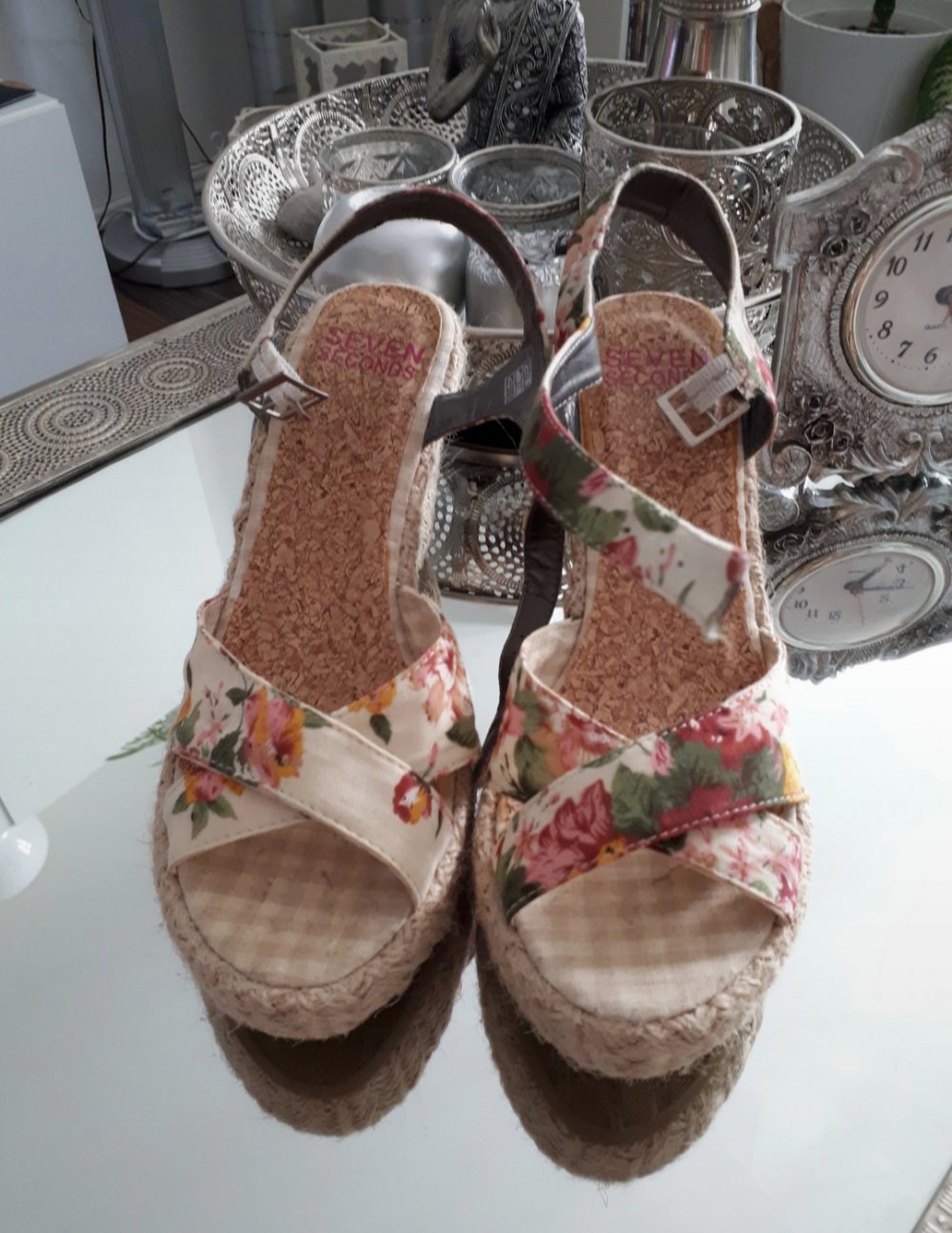 Geblümte Keilsandalen. NEU