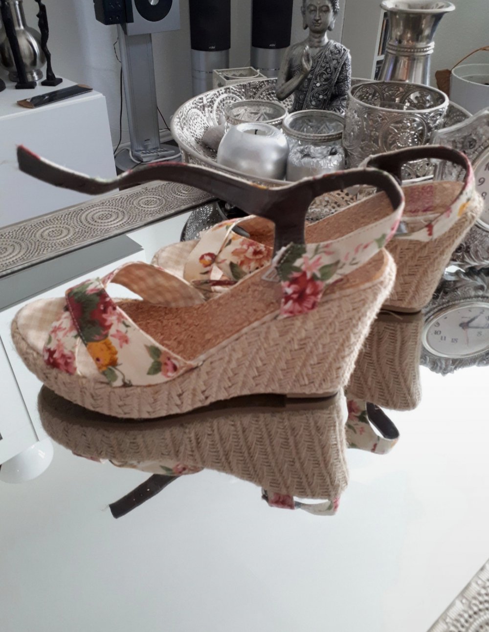 Geblümte Keilsandalen. NEU