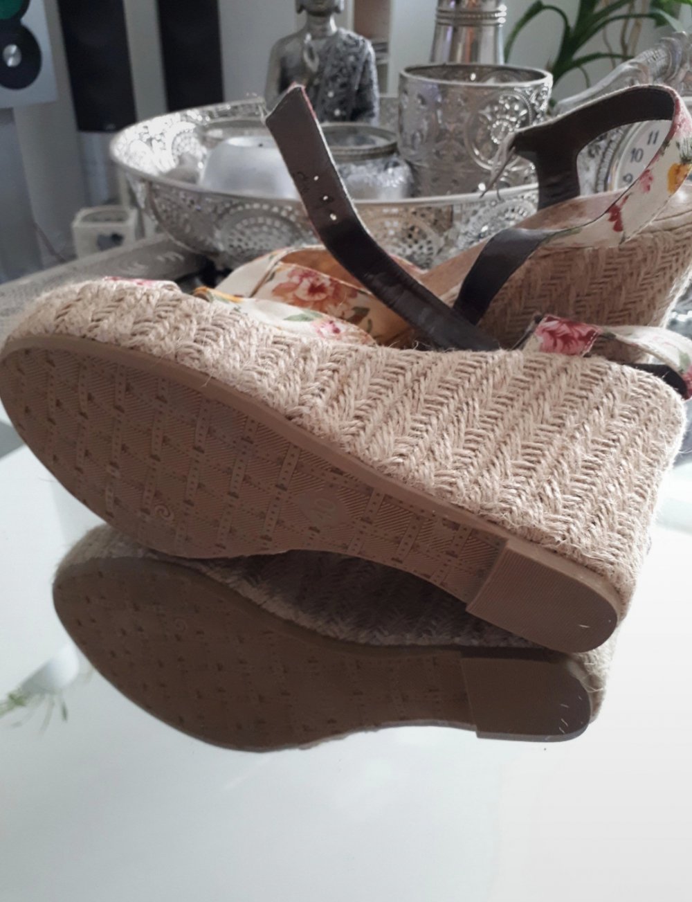 Geblümte Keilsandalen. NEU