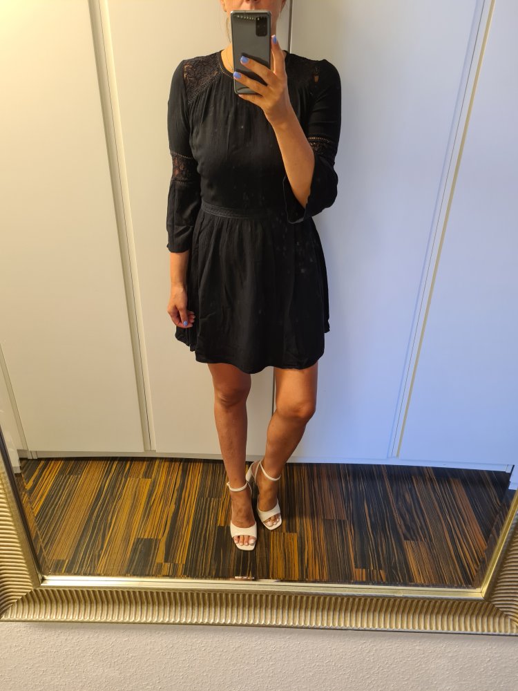 Schwarzes Kleid mit ausgestellten Ärmeln