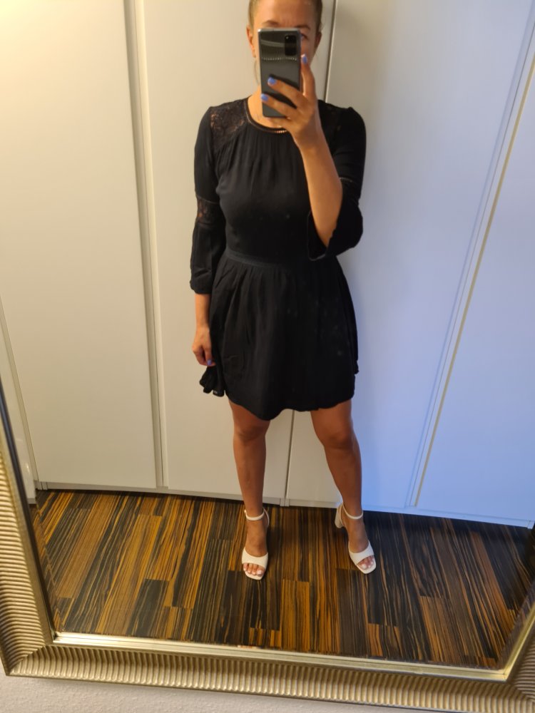 Schwarzes Kleid mit ausgestellten Ärmeln