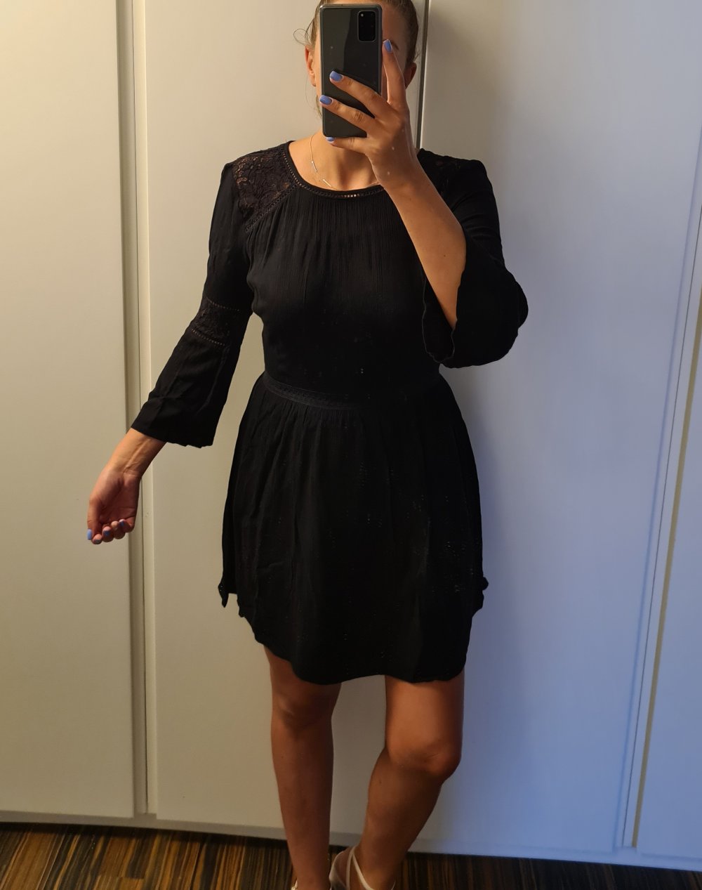 Schwarzes Kleid mit ausgestellten Ärmeln