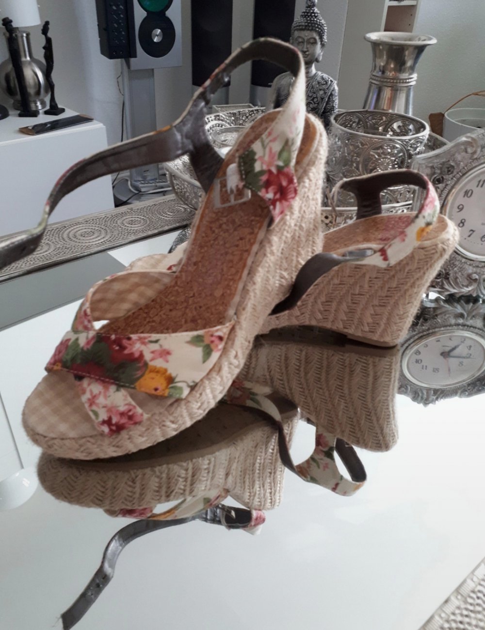 Geblümte Keilsandalen. NEU