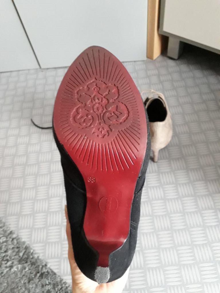 Schwarze Hochfront-Schnürer / Pumps