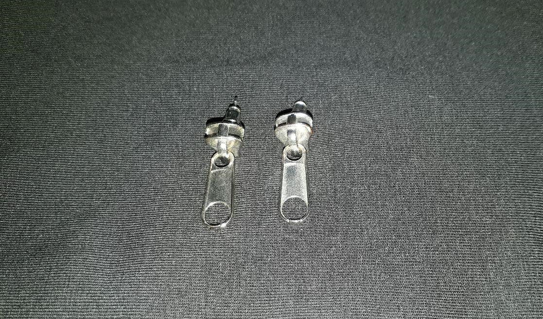 Silberne Ohrstecker in Reißverschluss-Design 