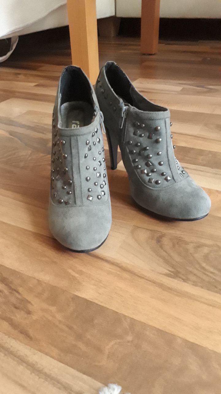 Graue Hochfront Pumps mit Nieten