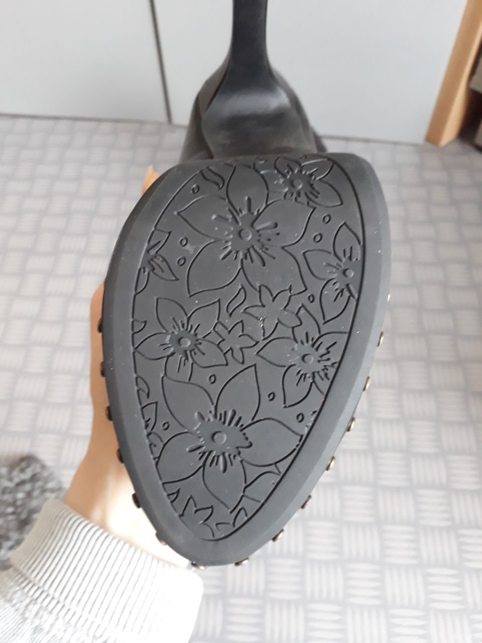 Schwarze High Heels mit Nieten und schmalem Plateau