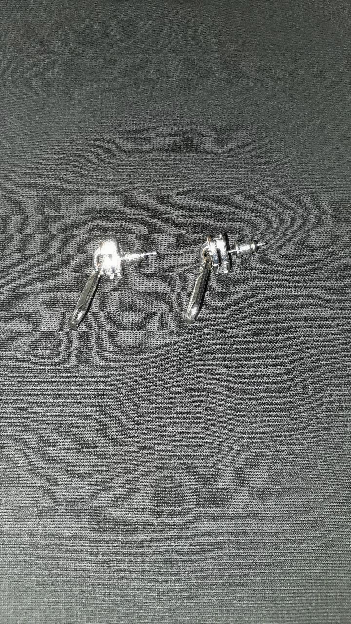 Silberne Ohrstecker in Reißverschluss-Design 