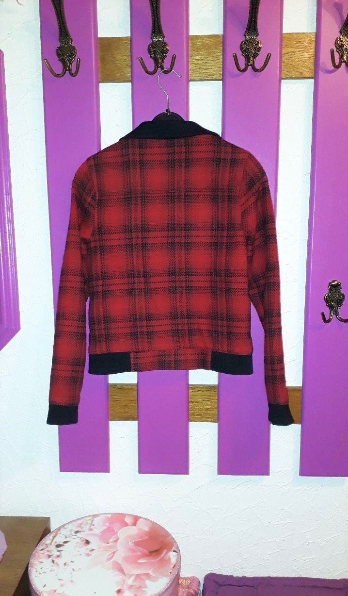 Rot-schwarz karierte Jacke von Vans im rockigem Skater-Stil