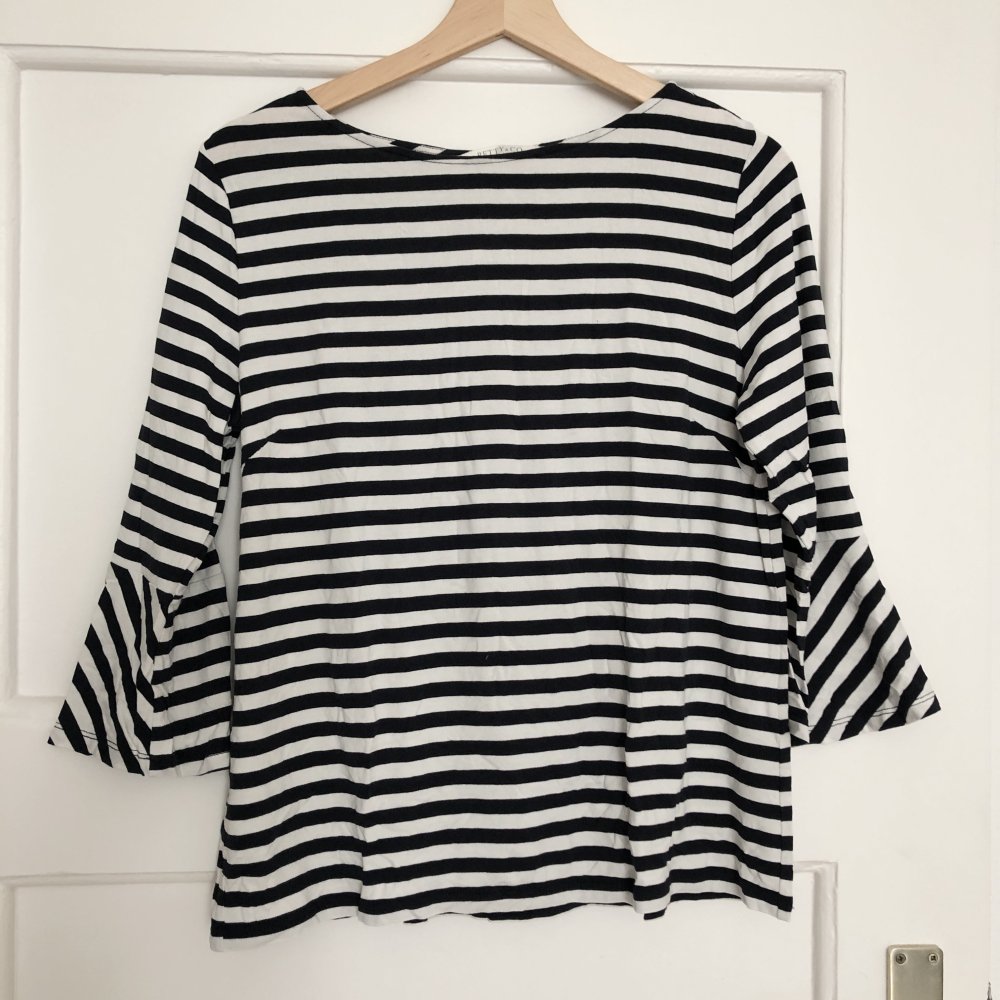 Schlichtes gestreiftes Shirt mit Trompetenärmeln