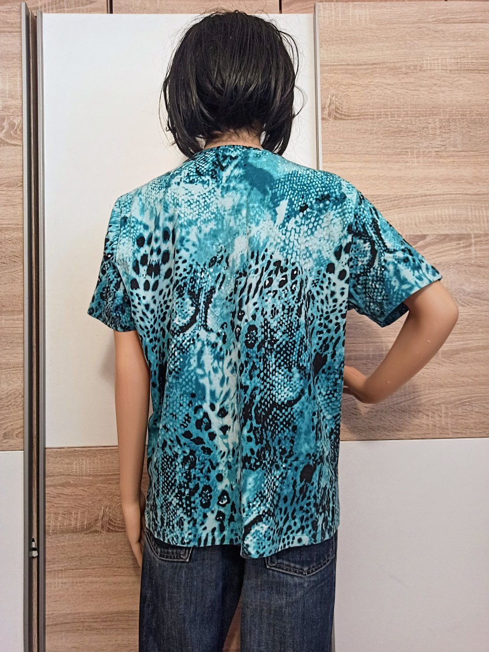 Schönes T-Shirt in weiß/schwarz/türkis mit Strasssteinen