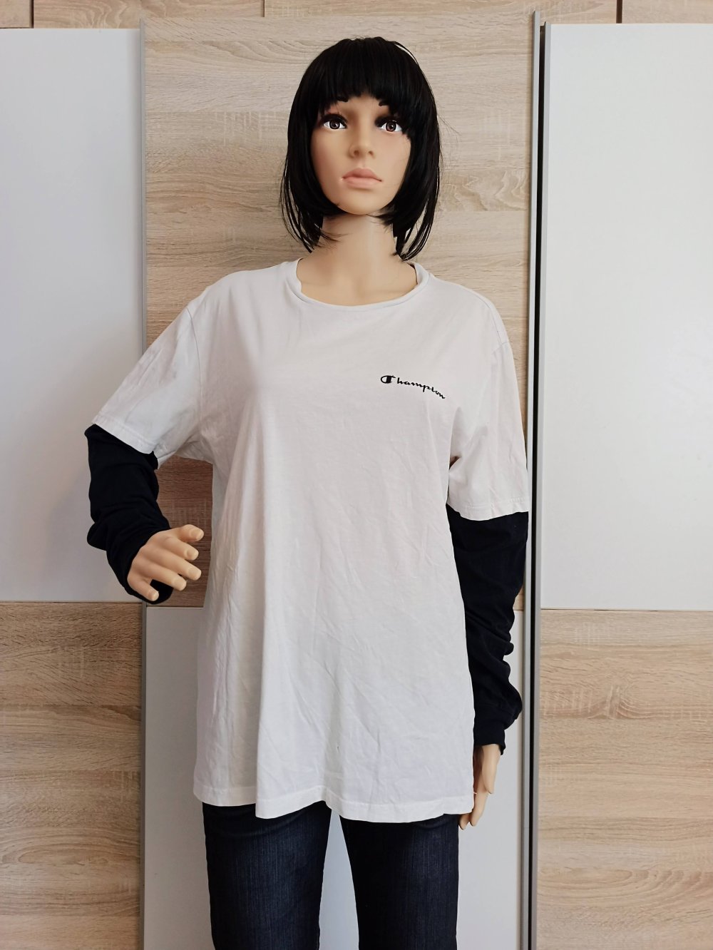Schöner Langarm-Shirt in weiß mit marienblauen Ärmel von Champion