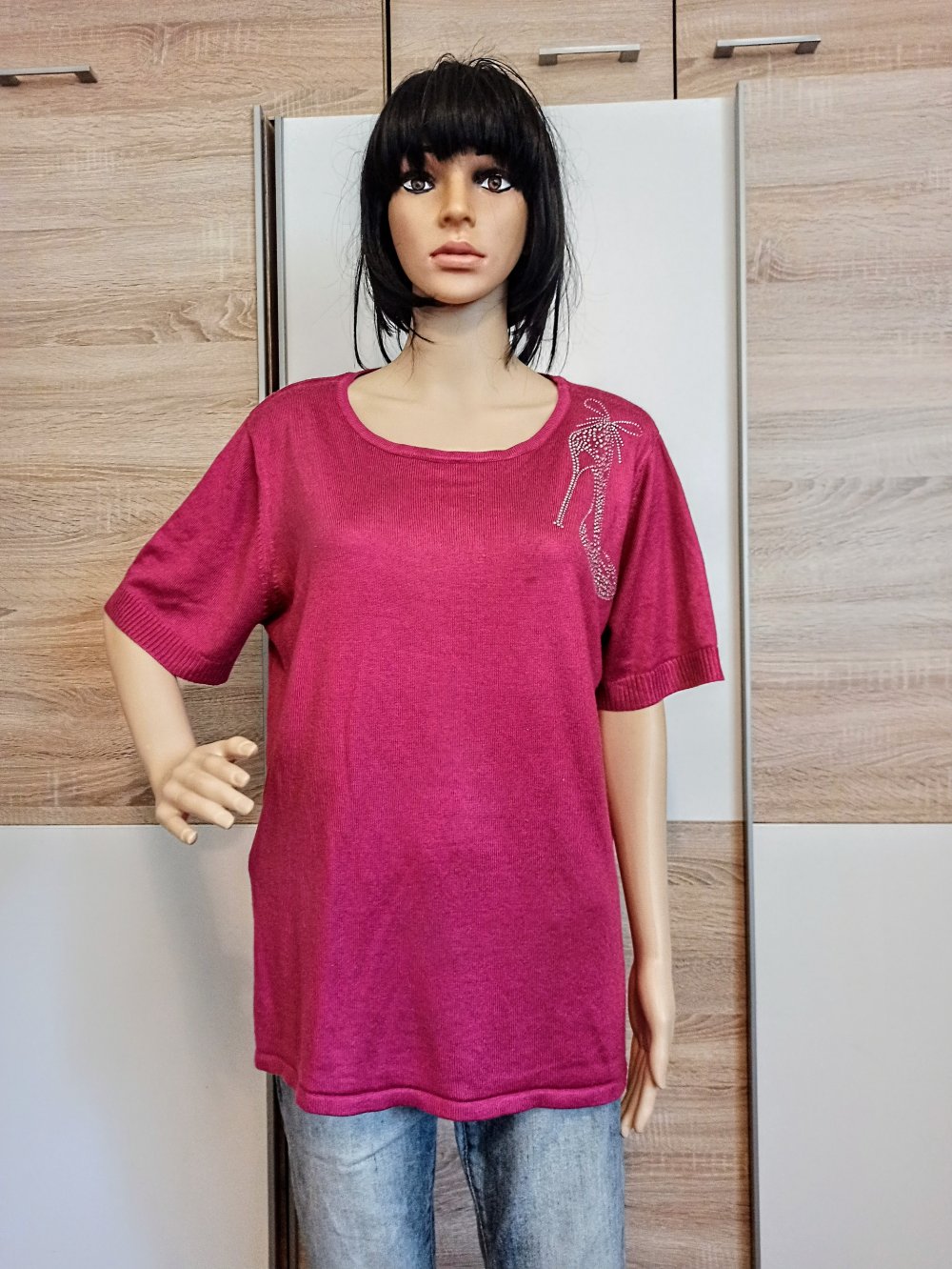 Schönes T-Shirt in Rose mit Schuhe aus Strasssteinen von Helena Vera