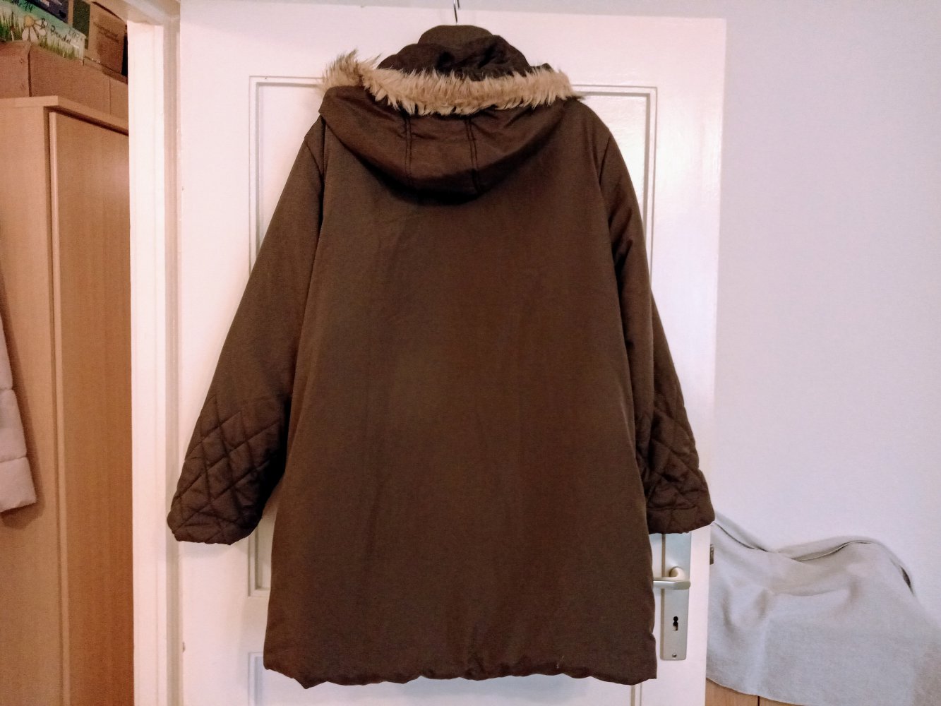 Sehr schöne Übergangsjacke mit Kapuze in Farbe Khaki 