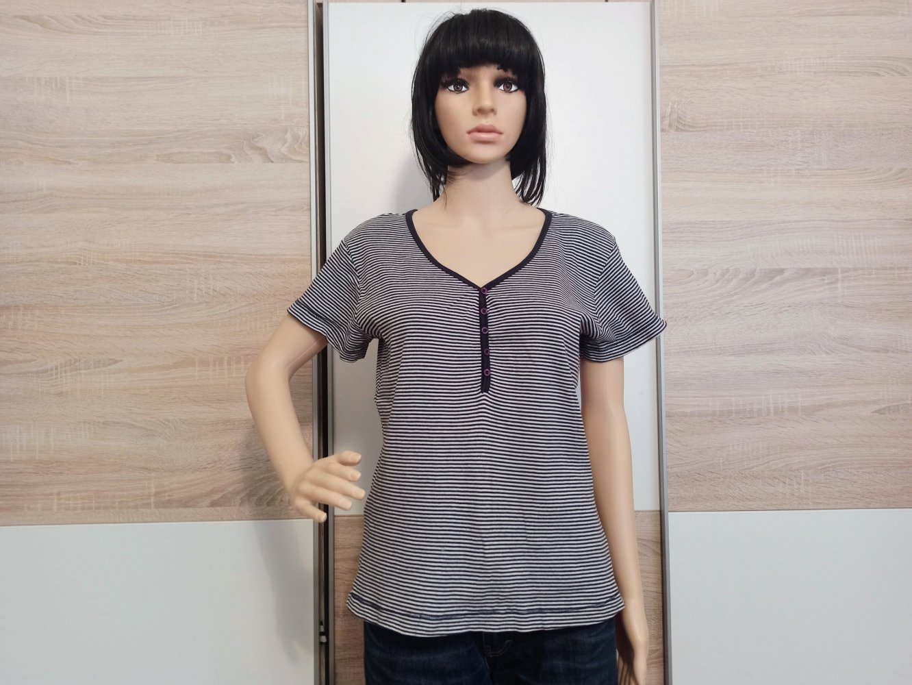 Schönes gestreiftes T-Shirt in marienblau mit weiße Nadelstreifen von love for detail