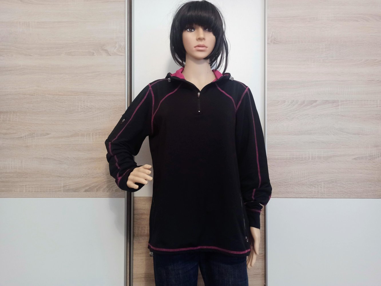 Schöne Sport-Jacke in schwarz mit Kapuze mit TCM