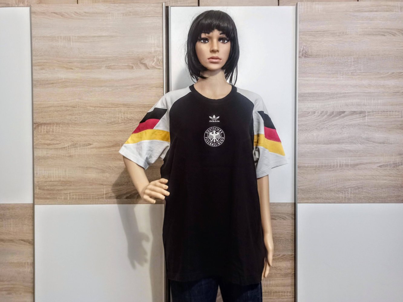 Schönes T-Shirt von Adidas in schwarz/weiß/rot/gelb
